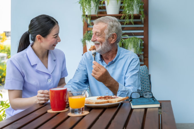 elderly-care-providing-nutritious-meals